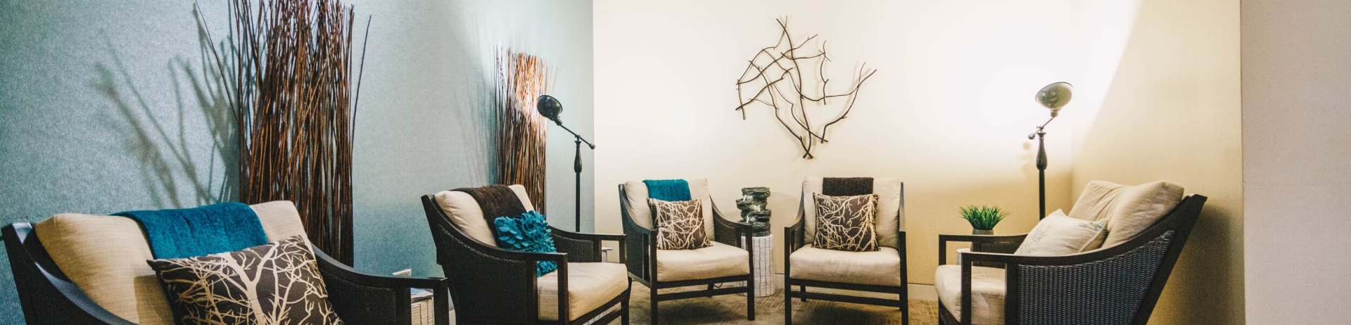 Waiting area with 5 chairs