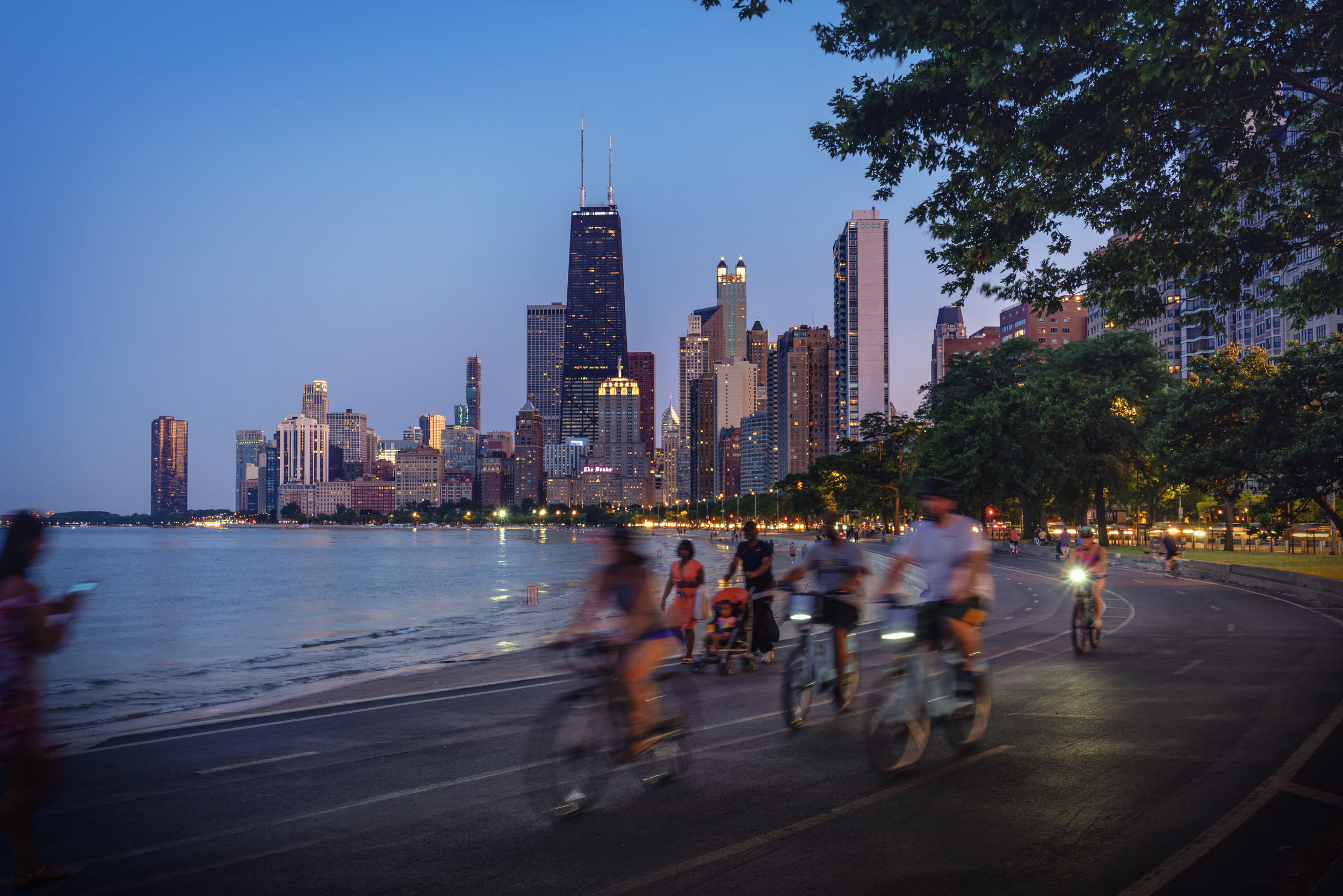 chicago boardwalk with skyline in the back